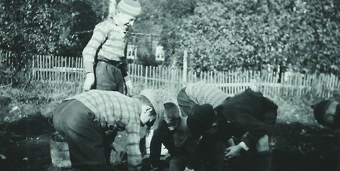 Barn som leker utanför Tallbohemmet under 1930-talet.