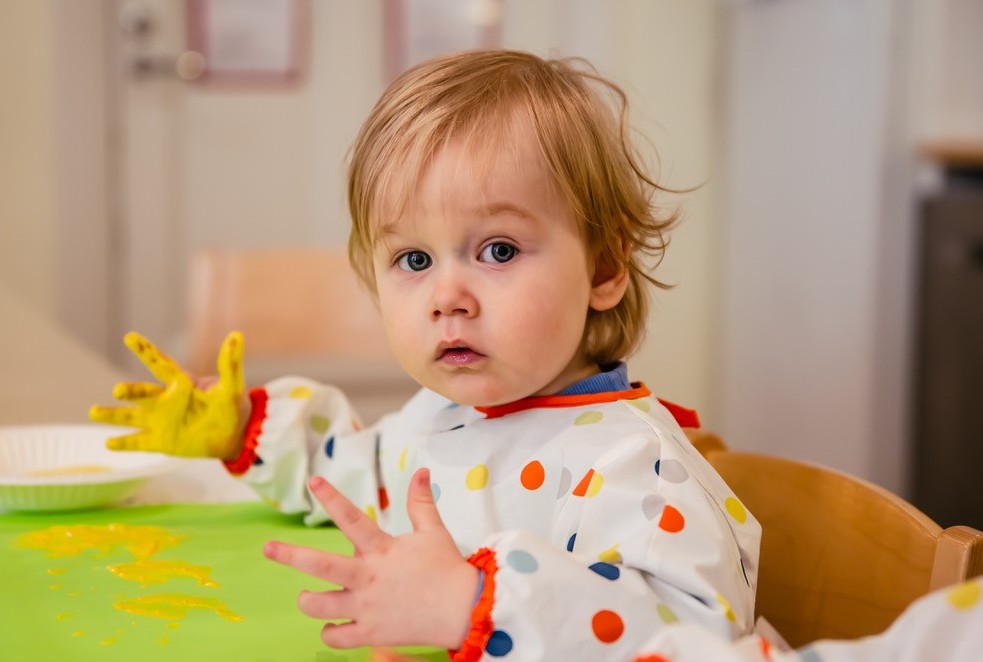 Barn som leker med fingerfärger.